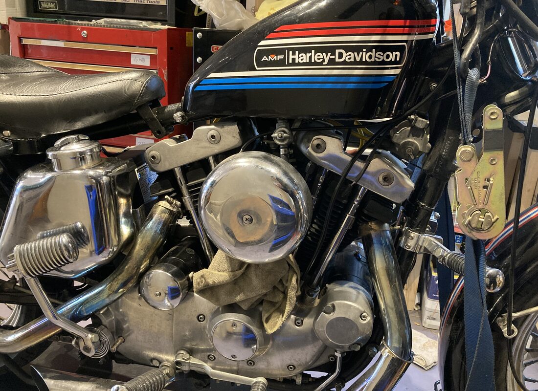 カスタム作業中のHarley-Davidsonエンジン