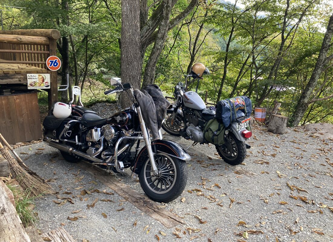 ツーリング先に停めた2台のモーターサイクル