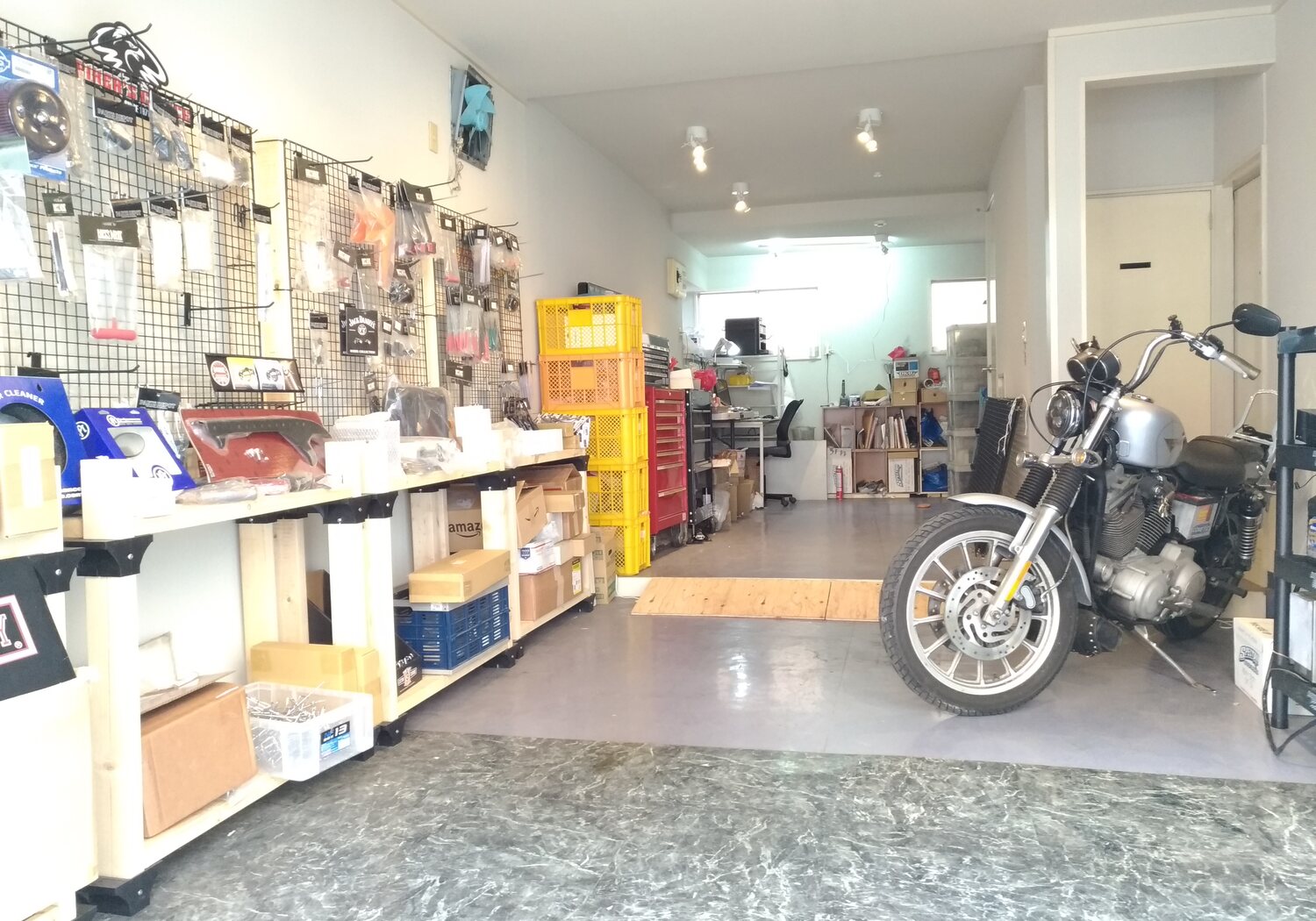 SUNNYHOURS店内